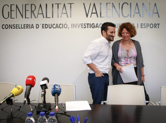 El conseller Marzà, junto a la directora general de Universidad, la...
