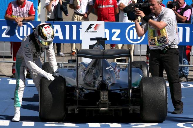 Hamilton toca sus neumticos tras ganar en el GP de Italia, en Monza.
