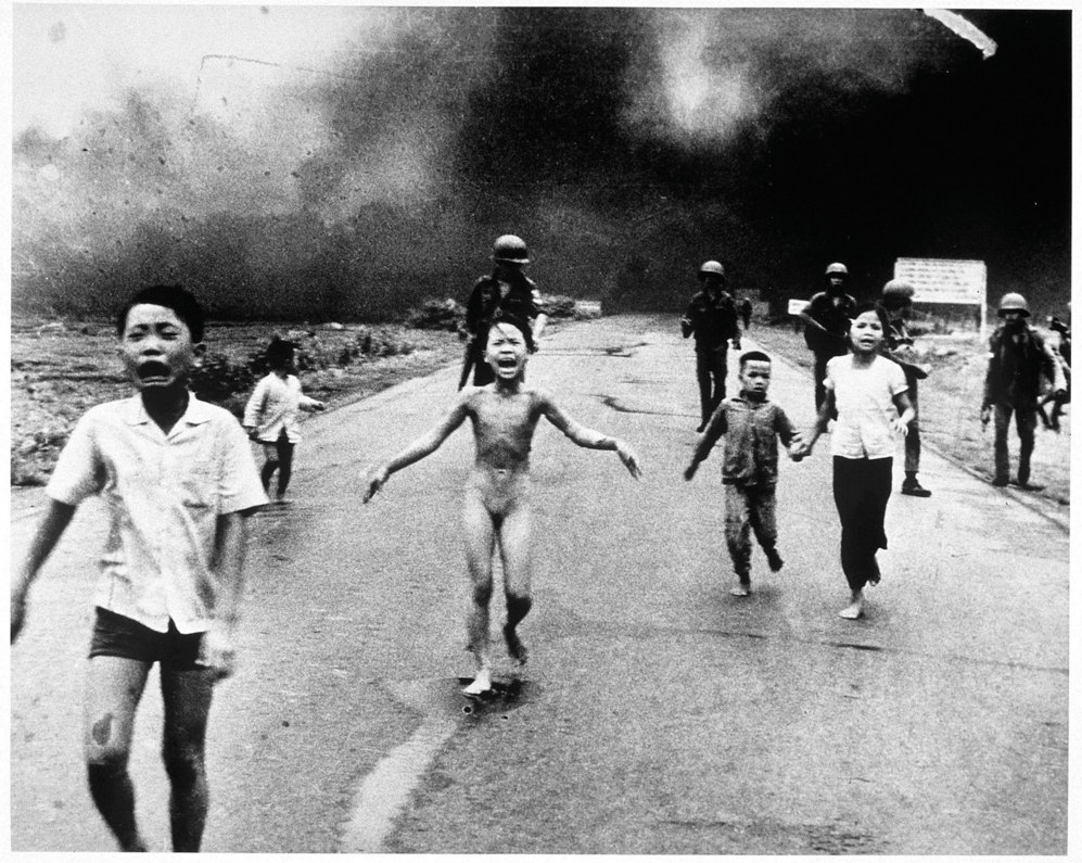 Phan Thi Kim Phc, de 9 aos, huye desnuda de un ataque de Napal en...