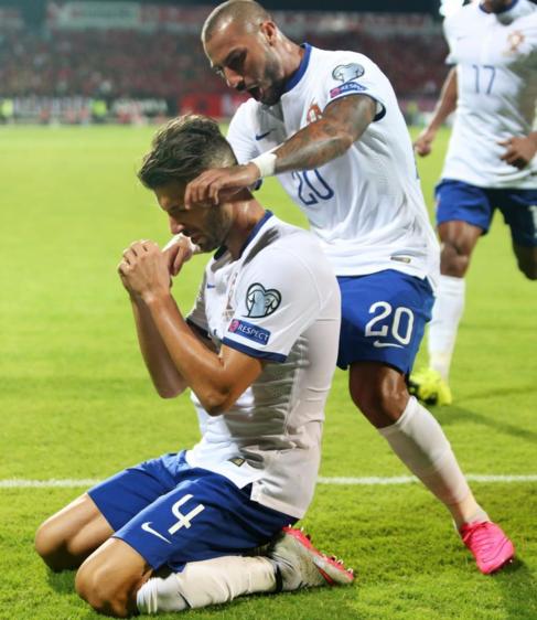Miguel Veloso celebra con Quaresma el gol de la victoria de Portugal