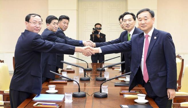 Los reprsentantes de ambas Coreas inmortalizan el acuerdo.