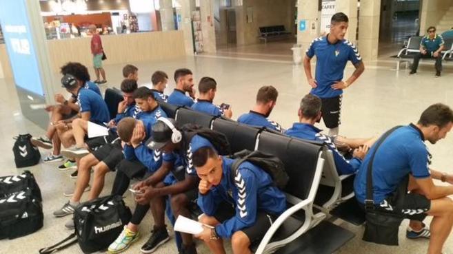 Los jugadores del Cdiz, en el aeropuerto de Jerez