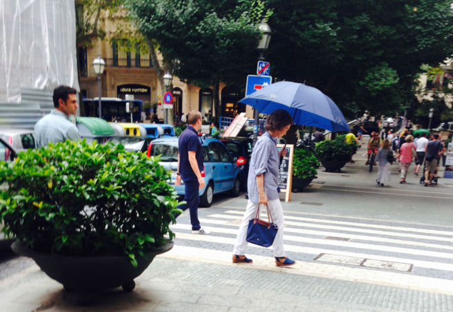 La reina Sofa paseando por las calles de Palma este martes.