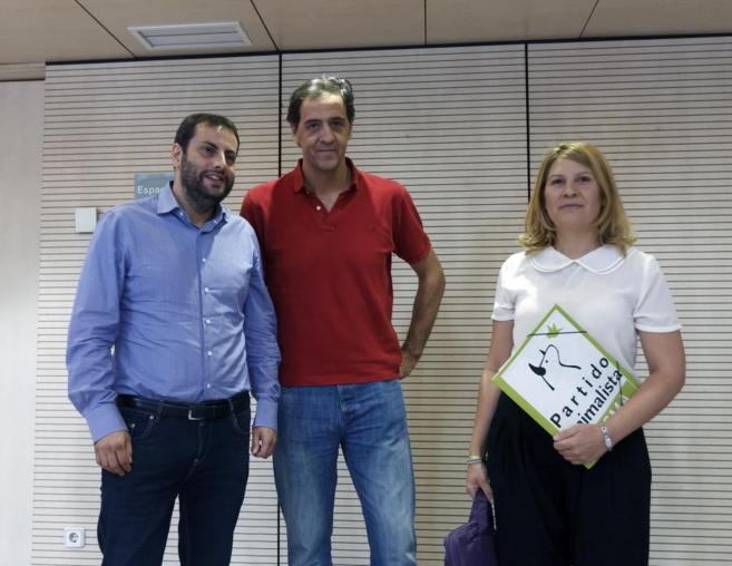 Ibán García de Blas, Álvaro Abril y Silvia Barquero, de Pacma, en...