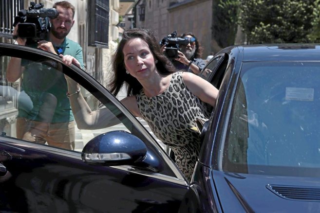 Mercedes Alaya, entra en el coche a las puertas del TSJA en Granada.