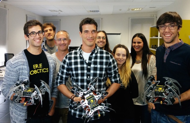 El equipo de la 'startup' vasca, Erle Robotics, con su...