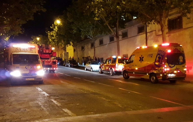 Bomberos y ambulancias en la puerta de la Clnica San Miguel.