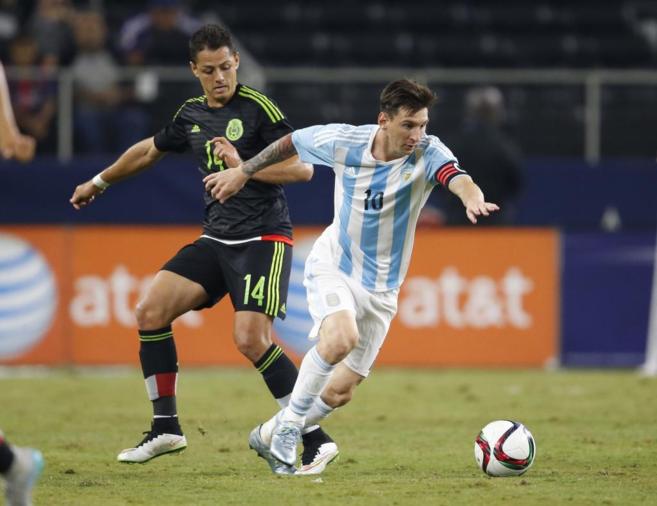 Messi se marcha ante la oposicin de Javier Hernndez