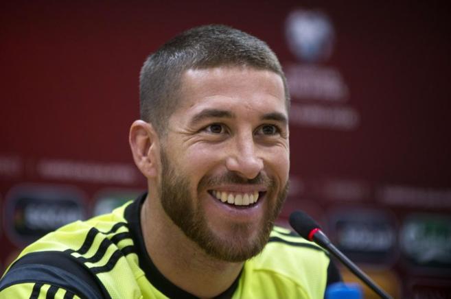 Sergio Ramos sonríe en la rueda de prensa de la Selección