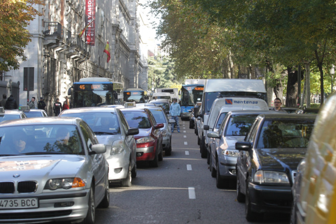 El Paseo del Prado de Madrid, colapsado de vehículos y de transporte...