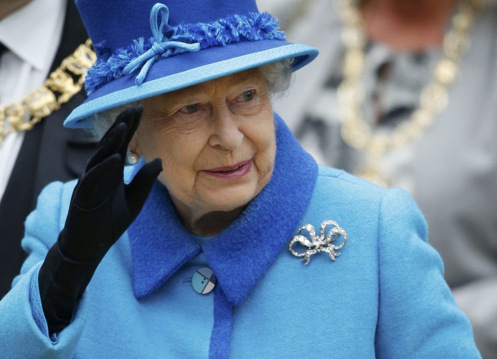 La reina Isabel II saluda a la multitud de escoceses que esperaba su...