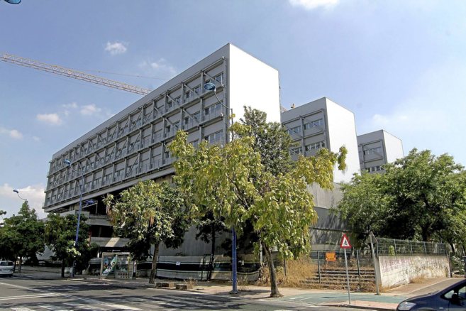 Edificios Centrius de la Universidad de Sevilla en la isla de la...