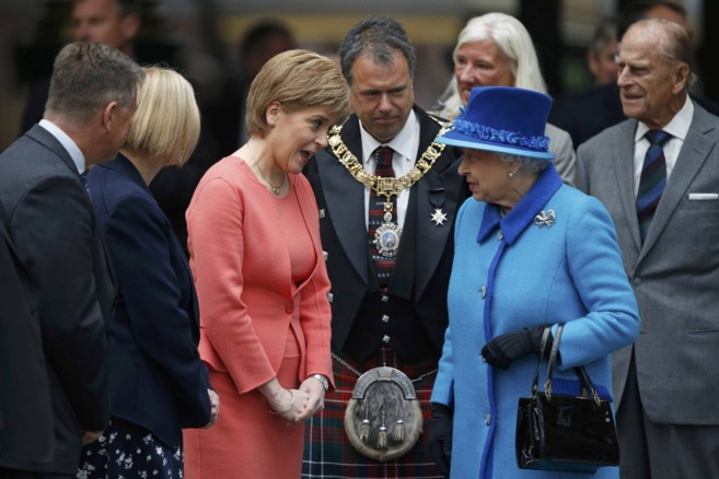 Nicola Sturgeon junto a la reina Isabel II, en la estacin Waverly,...