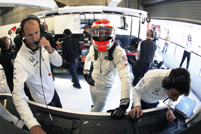 Jenson Button, en el 'box' de McLaren junto a sus ingenieros...