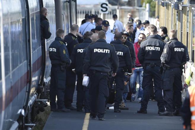 Polica danesa controla un tren cargado con refugiados, en la...