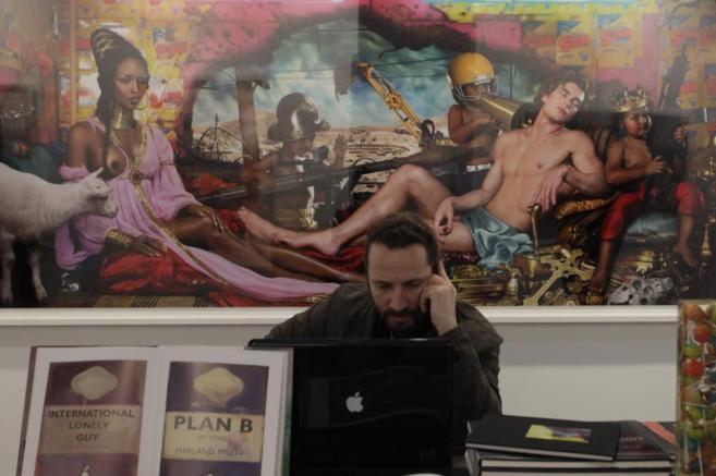 El fotfrago David LaChapelle ante una de sus obras
