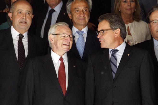 El president Artur Mas (d) y Miquel Valls presidente de la Camara de...