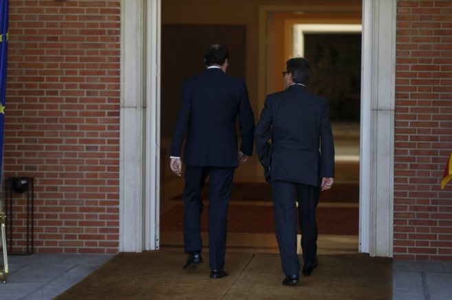 Mariano Rajoy acompaa al presidente de la Generalitat, Artur Mas, en...