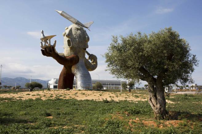 Estatua de Ripolls que preside la entrada al aeropuerto de...
