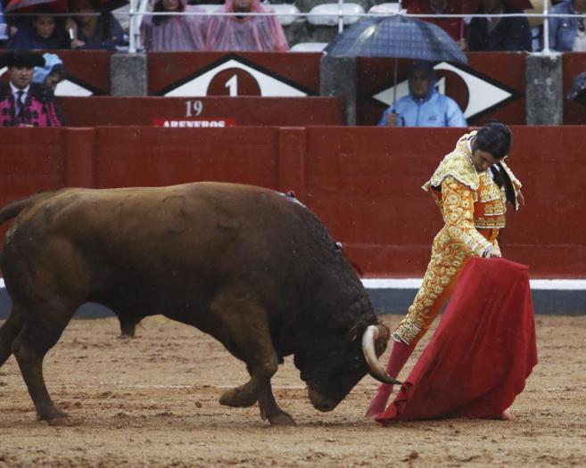 Morante de la Puebla inicia un pase de pecho en la plaza de toros de...