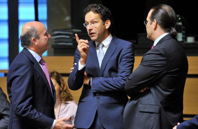 El ministro de Economa espaol, Luis De Guindos, (i) conversa con...