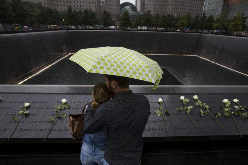 Una pareja, ante el monumento en memoria de las vctimas del 11-S, en...