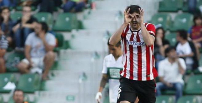 El centrocampista del Athletic de Bilbao San Jos celebrando un gol...