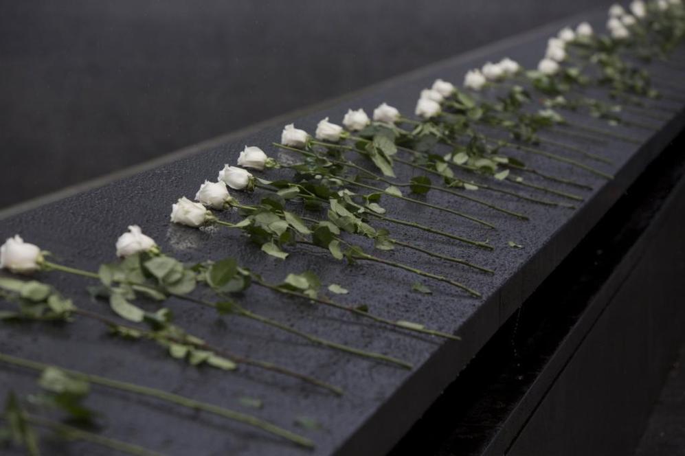 Personas de todo el mundo depositan rosas blancas en el Memorial 11 de...