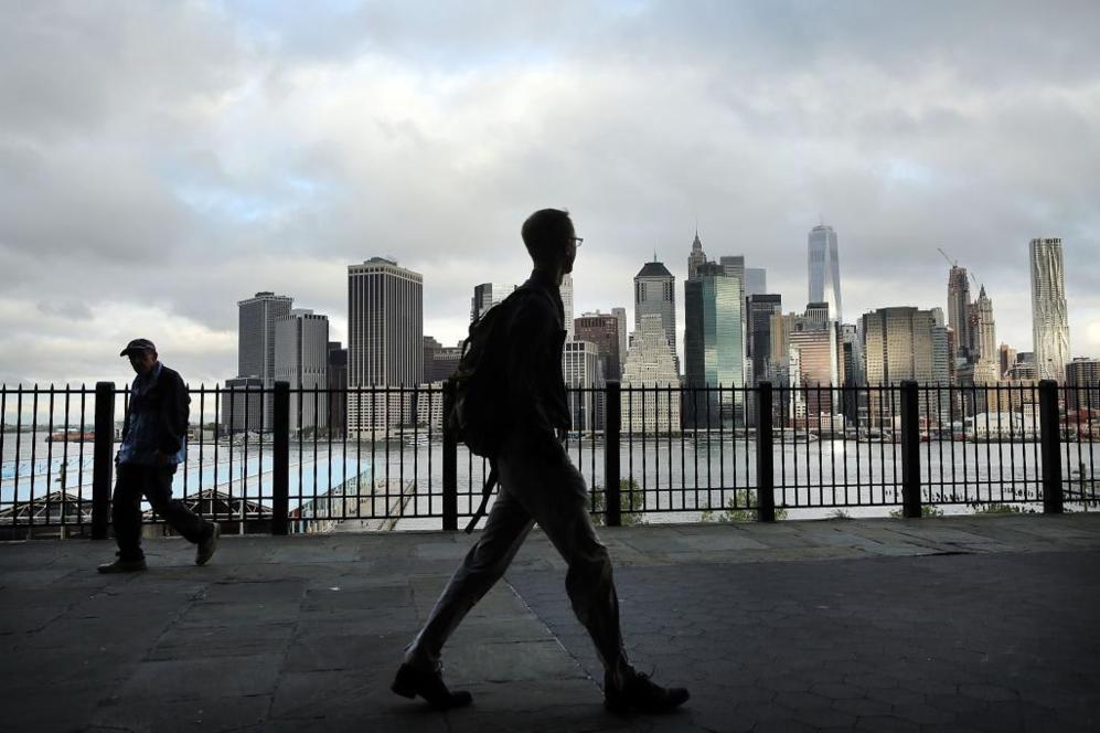 Un hombre observa los rascacielos del Bajo Manhattan, cuyo horizonte...