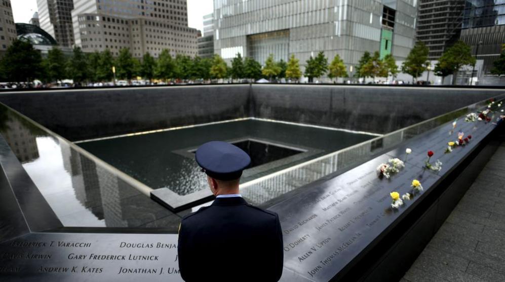 Un bombero observa el nombre de un ser querido en el Memorial del 11-S...