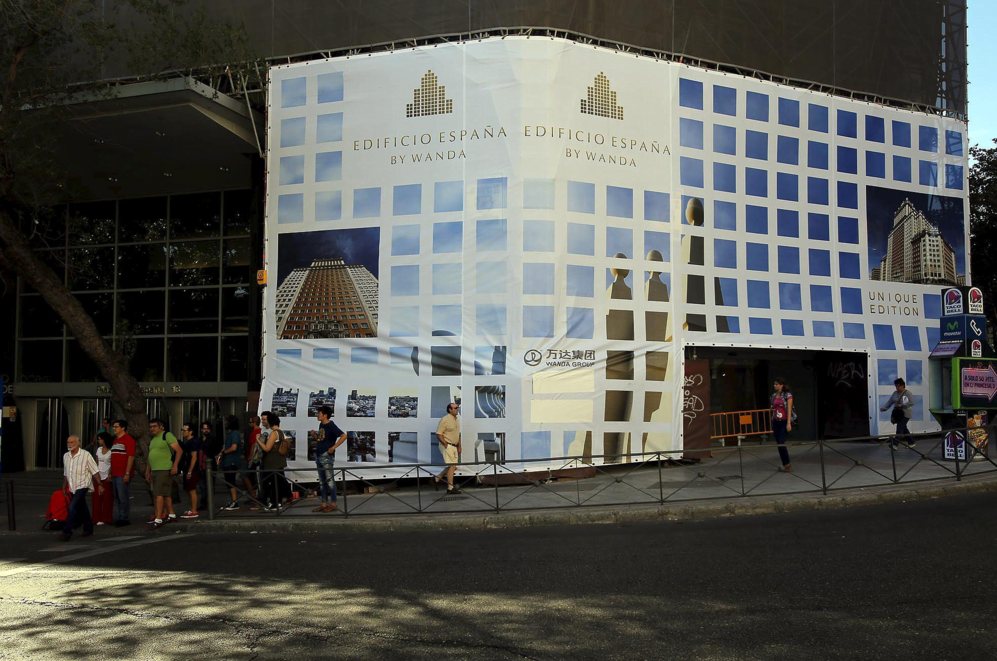 Lona comercial con la imagen del Edificio España, instalada en los...