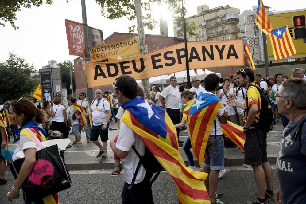 Una pancarta independentista, con el texto "Adeu, Espanya" (Adis,...