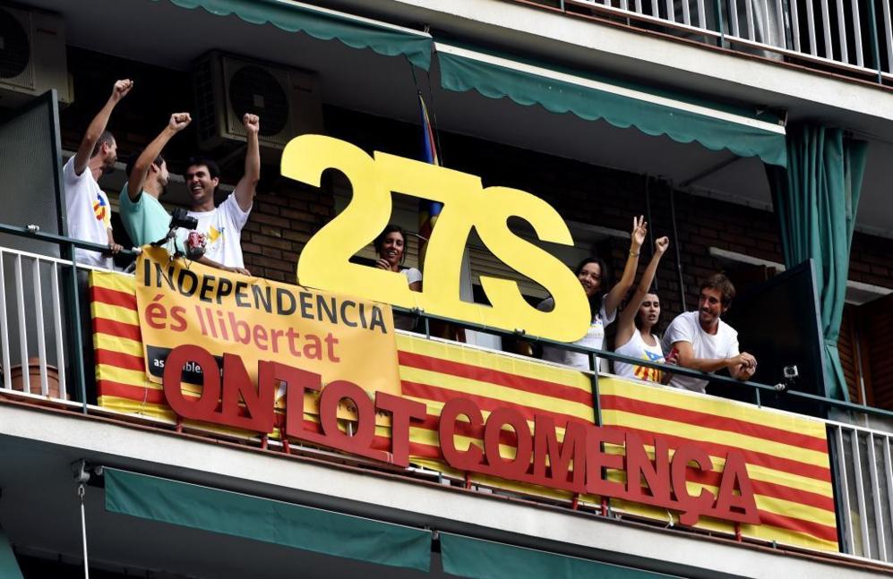 Un balcn muestra una gran pancarta con el lema '27S, on tot...