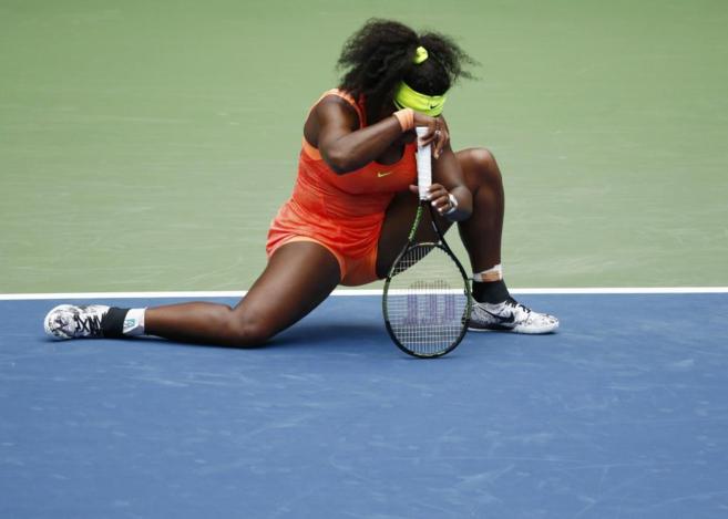 Serena, con la rodilla en el suelo durante un punto de la semifinal...