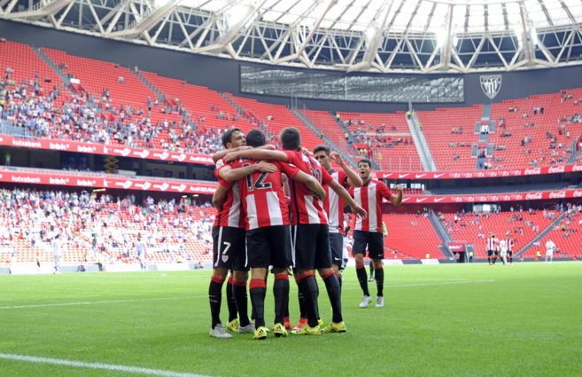 Los jugadores del Bilbao Athletic celebran uno de los goles al...