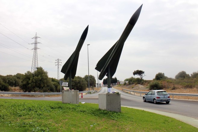 Los dos misiles que adornan una rotonda a la entrada de San Roque.