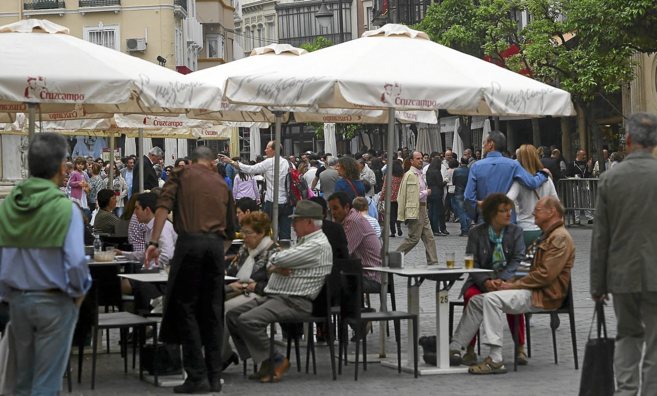 Veladores con parasol en la plaza del Salvador, una de los puntos...