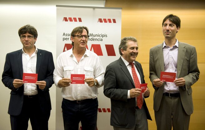 El presidente de la AMI, Carles Puigdement, y su antecesor, Vila...