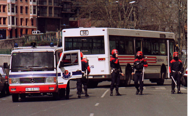 Furgoneta antidisturbios Mercedes-Benz en la dcada de 1990.