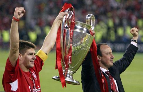 Gerrard y Bentez levantan la Champions en Estambul, en 2005.
