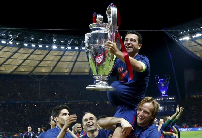 Xavi levanta la Champions ganada en Berln a la Juventus.