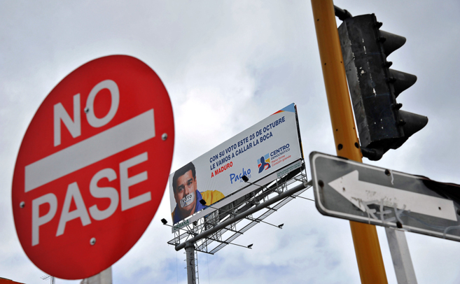 Una valla publicitaria colombiana con el rostro de Nicols Maduro con...