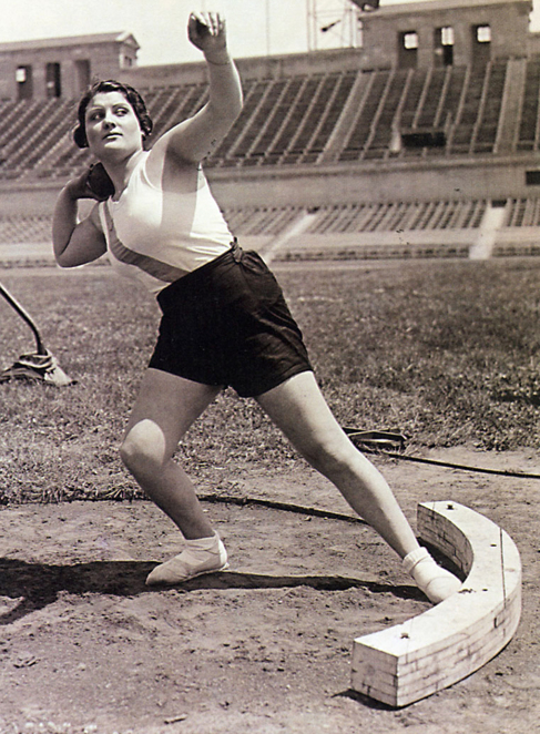Anna Tugas lanza en el Campeonato de Espaa de 1932, en Montjuic.