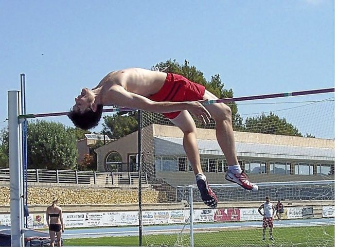 Iván Újov, campeón olímpico en salto de altura, entrenando en las...