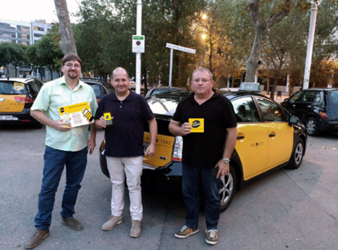 Fotografa de los tres taxistas promotores de Ntaxi.
