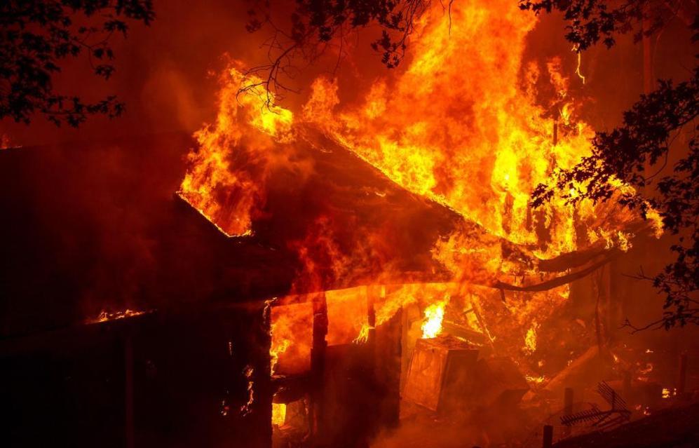 Una casa es engullida por las llamas en Siegler Springs, California.
