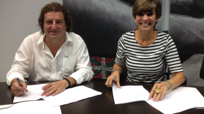 Iñaki López de Viñaspre y Arantza Madariaga firmando el convenio de...