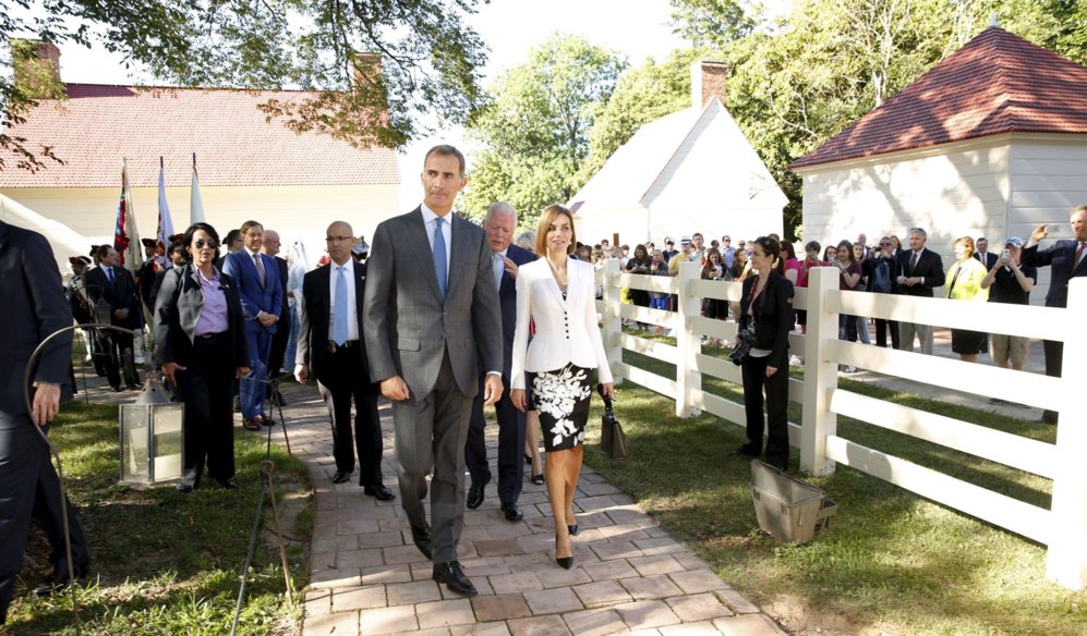 Felipe VI y Letizia caminan por las inmediaciones de Mount Vernon ante...