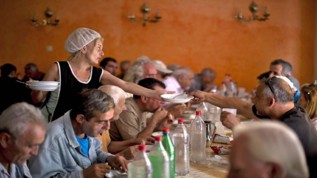 Griegos necesitados comiendo en un centro de caridad.