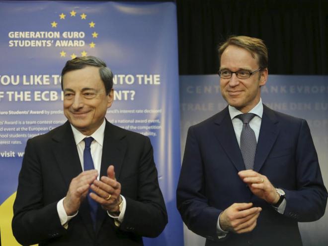 El presidente del BCE, Mario Draghi, junto al presidente del...